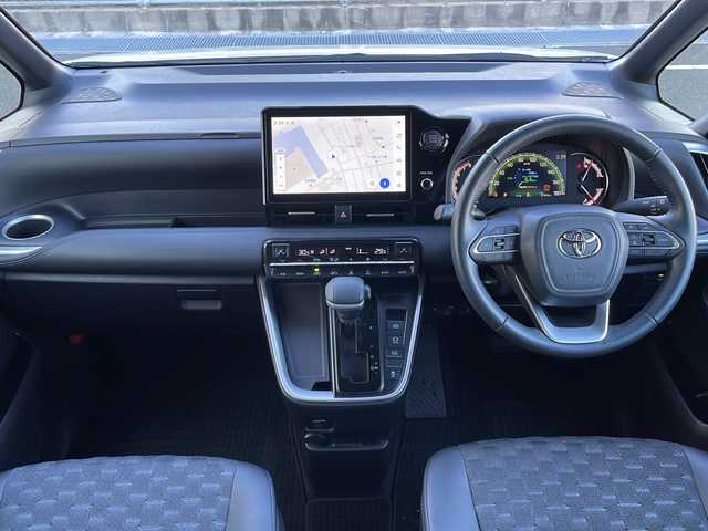 トヨタ ヴォクシー S－Z 山口県 2024(令6)年 3.2万km ホワイトパールクリスタルシャイン 純正ディスプレイオーディオ/・ナビキッド/・Bluetooth接続/・フルセグTV/・AM/FM/・CD/DVDキット/・Miracast/・HDMI/バックカメラ/ビルトインETC/ドライブレコーダー/Toyota Safety Sense/・プリクラッシュセーフティ/・レーントレーシングアシスト/・レーンチェンジアシスト/・レーンディパーチャーアラート/・プロアクティブドライビングアシスト/・フロントクロストラフィックアラート/・発進遅れ告知機能/・ロードサインアシスト/・レーダークルーズコントロール/・ドライバー異常時対応システム/・ブラインドスポットモニター/USB入力端子/純正フロアマット/両側パワースライドドア/スマートキー/プッシュスタート/スペアキー1本/ハーフレザーシート/シートヒーター/純正LEDライト/純正17インチアルミホイール/ドアバイザー/ウィンカーミラー/取扱説明書/保証書