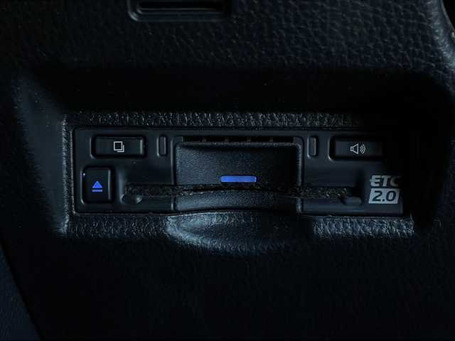 トヨタ ヴォクシー S－Z 山口県 2024(令6)年 3.2万km ホワイトパールクリスタルシャイン 純正ディスプレイオーディオ/・ナビキッド/・Bluetooth接続/・フルセグTV/・AM/FM/・CD/DVDキット/・Miracast/・HDMI/バックカメラ/ビルトインETC/ドライブレコーダー/Toyota Safety Sense/・プリクラッシュセーフティ/・レーントレーシングアシスト/・レーンチェンジアシスト/・レーンディパーチャーアラート/・プロアクティブドライビングアシスト/・フロントクロストラフィックアラート/・発進遅れ告知機能/・ロードサインアシスト/・レーダークルーズコントロール/・ドライバー異常時対応システム/・ブラインドスポットモニター/USB入力端子/純正フロアマット/両側パワースライドドア/スマートキー/プッシュスタート/スペアキー1本/ハーフレザーシート/シートヒーター/純正LEDライト/純正17インチアルミホイール/ドアバイザー/ウィンカーミラー/取扱説明書/保証書