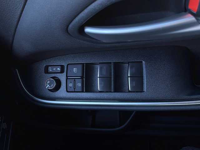 トヨタ ヴォクシー S－Z 山口県 2024(令6)年 3.2万km ホワイトパールクリスタルシャイン 純正ディスプレイオーディオ/・ナビキッド/・Bluetooth接続/・フルセグTV/・AM/FM/・CD/DVDキット/・Miracast/・HDMI/バックカメラ/ビルトインETC/ドライブレコーダー/Toyota Safety Sense/・プリクラッシュセーフティ/・レーントレーシングアシスト/・レーンチェンジアシスト/・レーンディパーチャーアラート/・プロアクティブドライビングアシスト/・フロントクロストラフィックアラート/・発進遅れ告知機能/・ロードサインアシスト/・レーダークルーズコントロール/・ドライバー異常時対応システム/・ブラインドスポットモニター/USB入力端子/純正フロアマット/両側パワースライドドア/スマートキー/プッシュスタート/スペアキー1本/ハーフレザーシート/シートヒーター/純正LEDライト/純正17インチアルミホイール/ドアバイザー/ウィンカーミラー/取扱説明書/保証書