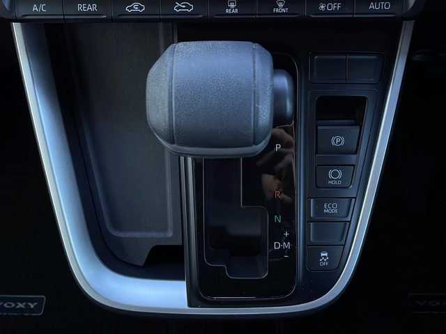 トヨタ ヴォクシー S－Z 山口県 2024(令6)年 3.2万km ホワイトパールクリスタルシャイン 純正ディスプレイオーディオ/・ナビキッド/・Bluetooth接続/・フルセグTV/・AM/FM/・CD/DVDキット/・Miracast/・HDMI/バックカメラ/ビルトインETC/ドライブレコーダー/Toyota Safety Sense/・プリクラッシュセーフティ/・レーントレーシングアシスト/・レーンチェンジアシスト/・レーンディパーチャーアラート/・プロアクティブドライビングアシスト/・フロントクロストラフィックアラート/・発進遅れ告知機能/・ロードサインアシスト/・レーダークルーズコントロール/・ドライバー異常時対応システム/・ブラインドスポットモニター/USB入力端子/純正フロアマット/両側パワースライドドア/スマートキー/プッシュスタート/スペアキー1本/ハーフレザーシート/シートヒーター/純正LEDライト/純正17インチアルミホイール/ドアバイザー/ウィンカーミラー/取扱説明書/保証書