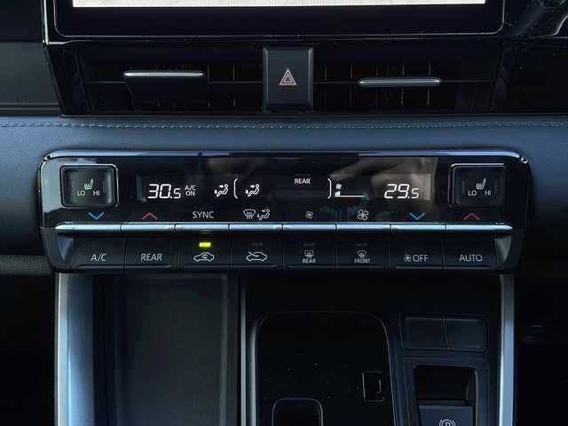 トヨタ ヴォクシー S－Z 山口県 2024(令6)年 3.2万km ホワイトパールクリスタルシャイン 純正ディスプレイオーディオ/・ナビキッド/・Bluetooth接続/・フルセグTV/・AM/FM/・CD/DVDキット/・Miracast/・HDMI/バックカメラ/ビルトインETC/ドライブレコーダー/Toyota Safety Sense/・プリクラッシュセーフティ/・レーントレーシングアシスト/・レーンチェンジアシスト/・レーンディパーチャーアラート/・プロアクティブドライビングアシスト/・フロントクロストラフィックアラート/・発進遅れ告知機能/・ロードサインアシスト/・レーダークルーズコントロール/・ドライバー異常時対応システム/・ブラインドスポットモニター/USB入力端子/純正フロアマット/両側パワースライドドア/スマートキー/プッシュスタート/スペアキー1本/ハーフレザーシート/シートヒーター/純正LEDライト/純正17インチアルミホイール/ドアバイザー/ウィンカーミラー/取扱説明書/保証書