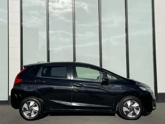 ホンダ フィット ハイブリット Lパッケージ 大阪府 2015(平27)年 6.1万km クリスタルブラックパール 純正ナビ/・Bluetooth/フルセグTV/CD/DVD/ラジオ/　MusicRsck/主要装備/・バックカメラ/・クルーズコントロール/・衝突軽減ブレーキ/・横滑り防止装置/・ハーフレザーシート/・チップアップシート/・純正ホイールキャップ/・純正フロアマット/・手動防眩ルームミラー/・LEDヘッドライト/・ドライブレコーダー前後/・ETC/・ダブルサイド+カーテンエアバック