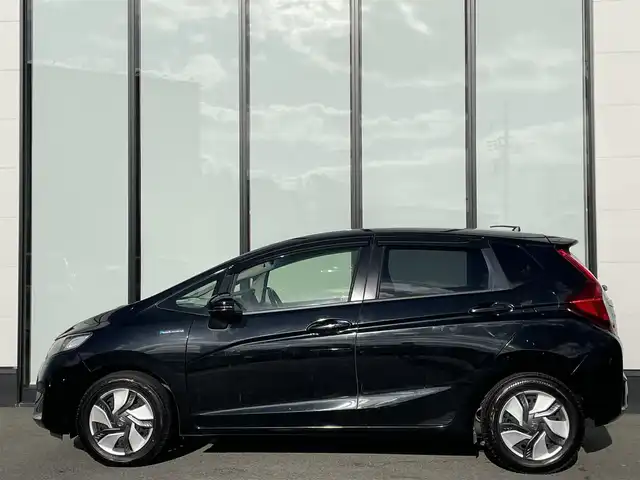 ホンダ フィット ハイブリット Lパッケージ 大阪府 2015(平27)年 6.1万km クリスタルブラックパール 純正ナビ/・Bluetooth/フルセグTV/CD/DVD/ラジオ/　MusicRsck/主要装備/・バックカメラ/・クルーズコントロール/・衝突軽減ブレーキ/・横滑り防止装置/・ハーフレザーシート/・チップアップシート/・純正ホイールキャップ/・純正フロアマット/・手動防眩ルームミラー/・LEDヘッドライト/・ドライブレコーダー前後/・ETC/・ダブルサイド+カーテンエアバック