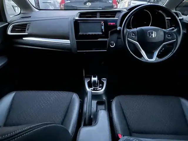 ホンダ フィット ハイブリット Lパッケージ 大阪府 2015(平27)年 6.1万km クリスタルブラックパール 純正ナビ/・Bluetooth/フルセグTV/CD/DVD/ラジオ/　MusicRsck/主要装備/・バックカメラ/・クルーズコントロール/・衝突軽減ブレーキ/・横滑り防止装置/・ハーフレザーシート/・チップアップシート/・純正ホイールキャップ/・純正フロアマット/・手動防眩ルームミラー/・LEDヘッドライト/・ドライブレコーダー前後/・ETC/・ダブルサイド+カーテンエアバック