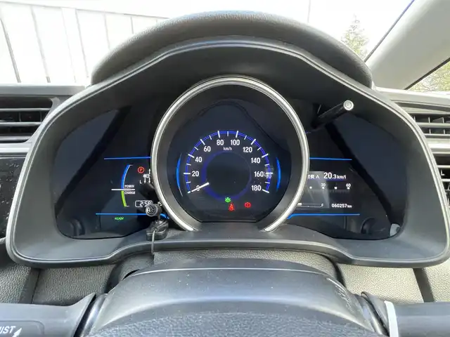 ホンダ フィット ハイブリット Lパッケージ 大阪府 2015(平27)年 6.1万km クリスタルブラックパール 純正ナビ/・Bluetooth/フルセグTV/CD/DVD/ラジオ/　MusicRsck/主要装備/・バックカメラ/・クルーズコントロール/・衝突軽減ブレーキ/・横滑り防止装置/・ハーフレザーシート/・チップアップシート/・純正ホイールキャップ/・純正フロアマット/・手動防眩ルームミラー/・LEDヘッドライト/・ドライブレコーダー前後/・ETC/・ダブルサイド+カーテンエアバック