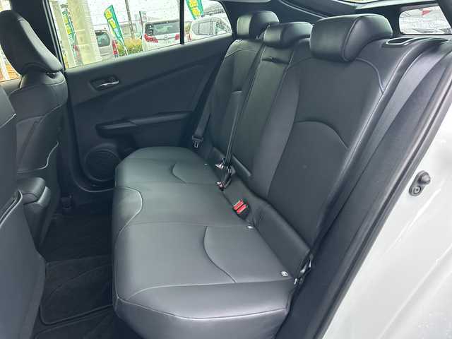 トヨタ プリウス Sツーリングセレクション 静岡県 2022(令4)年 0.5万km プラチナホワイトパールマイカ ワンオーナー/純正SDナビ（フルセグTV/CD/DVD/Bluetooth/アラウンドビューモニター/トヨタセーフティセンス/・オートマチックハイビーム/・レーダークルーズコントロール/・プリクラッシュセーフティ/レザーシート/シートヒーター/エアシート/コーナーセンサー/LEDヘッドライト/純正17インチAW/ETC2.0/保証書/取扱説明書