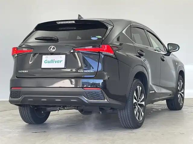 レクサス ＮＸ 300h Fスポーツ 埼玉県 2018(平30)年 2.9万km グラファイトブラックガラスフレーク 純正ナビ/（CD/DVD/Bluetooth/USB/AUX/フルセグTV）/パノラミックビューモニター/ビルトインETC2.0/前方ドラレコ/黒本革シート/前席シートヒーター/前席シートベンチレーション/前席パワーシート(シートメモリー)/ステアリングヒーター/パワーバックドア/ヘッドアップディスプレイ/BSM/3眼LEDヘッドライト/オートライト/オートハイビーム/プリクラッシュセーフティ/レーンディパーチャーアラート/レーダークルーズコントロール/クリアランスソナー/パドルシフト/電動パーキングブレーキ/オートブレーキホールド/プッシュスタート/スマートキー×２/カードキー