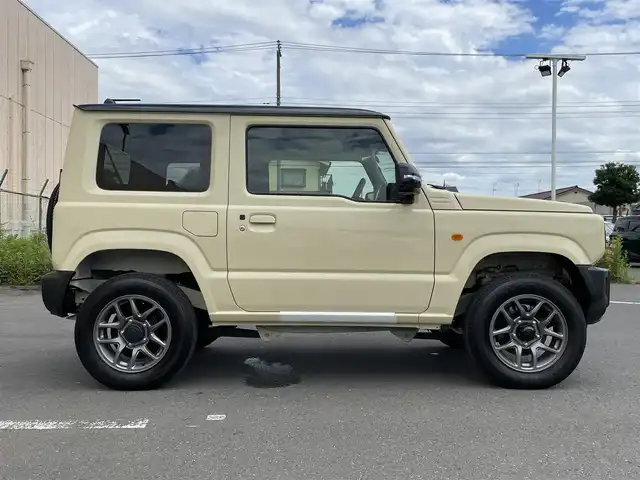 スズキ ジムニー XC 東京都 2024(令6)年 0.1万km未満 シフォンアイボリーメタリックブラック2トーンルーフ XC　4WD　AT　社外7インチナビ(CN-HE02WD)　/スズキセーフティサポート/クルーズコントロール/社外メモリーナビ/地デジTV/【DVD/CD再生機能　Bluetooth接続】/LEDヘッドライト/フォグライト/ウインカーミラー/革巻きステアリング/前席シートヒーター/純正16インチアルミホイル/サイド/カーテンエアバッグ/携帯リモコン