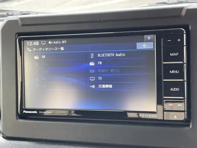 スズキ ジムニー XC 東京都 2024(令6)年 0.1万km未満 シフォンアイボリーメタリックブラック2トーンルーフ XC　4WD　AT　社外7インチナビ(CN-HE02WD)　/スズキセーフティサポート/クルーズコントロール/社外メモリーナビ/地デジTV/【DVD/CD再生機能　Bluetooth接続】/LEDヘッドライト/フォグライト/ウインカーミラー/革巻きステアリング/前席シートヒーター/純正16インチアルミホイル/サイド/カーテンエアバッグ/携帯リモコン