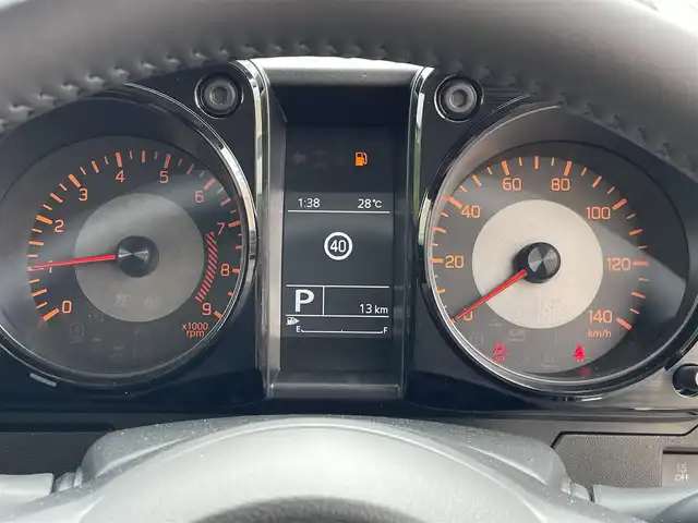 スズキ ジムニー XC 東京都 2024(令6)年 0.1万km未満 シフォンアイボリーメタリックブラック2トーンルーフ XC　4WD　AT　社外7インチナビ(CN-HE02WD)　/スズキセーフティサポート/クルーズコントロール/社外メモリーナビ/地デジTV/【DVD/CD再生機能　Bluetooth接続】/LEDヘッドライト/フォグライト/ウインカーミラー/革巻きステアリング/前席シートヒーター/純正16インチアルミホイル/サイド/カーテンエアバッグ/携帯リモコン