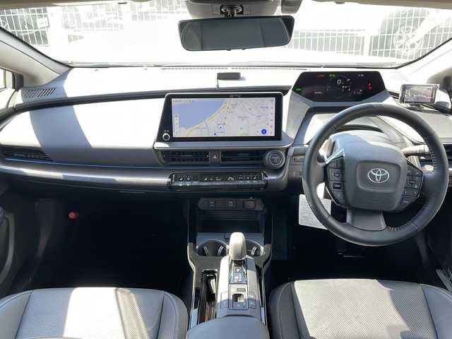 トヨタ プリウス Z 山口県 2023(令5)年 2.5万km プラチナホワイトパールマイカ 純正メモリナビ/（フルセグTV/Bluetooth/Miracast）/純正12.3型ディスプレイオーディオ/アラウンドビューモニター/クルーズコントロール/ブラインドスポットモニター/パーキングアシスト/レザーシート/シートヒーター（D/N席）/D席シートメモリ/ステアリングヒーター/パワーバックドア/ETC2.0/GRフロントスポイラー/GRテールゲートスポイラー/純正19インチアルミホイール/純正フロアマット