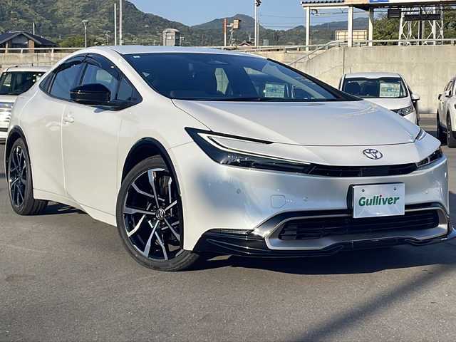 トヨタ プリウス Z 山口県 2023(令5)年 2.5万km プラチナホワイトパールマイカ 純正メモリナビ/（フルセグTV/Bluetooth/Miracast）/純正12.3型ディスプレイオーディオ/アラウンドビューモニター/クルーズコントロール/ブラインドスポットモニター/パーキングアシスト/レザーシート/シートヒーター（D/N席）/D席シートメモリ/ステアリングヒーター/パワーバックドア/ETC2.0/GRフロントスポイラー/GRテールゲートスポイラー/純正19インチアルミホイール/純正フロアマット