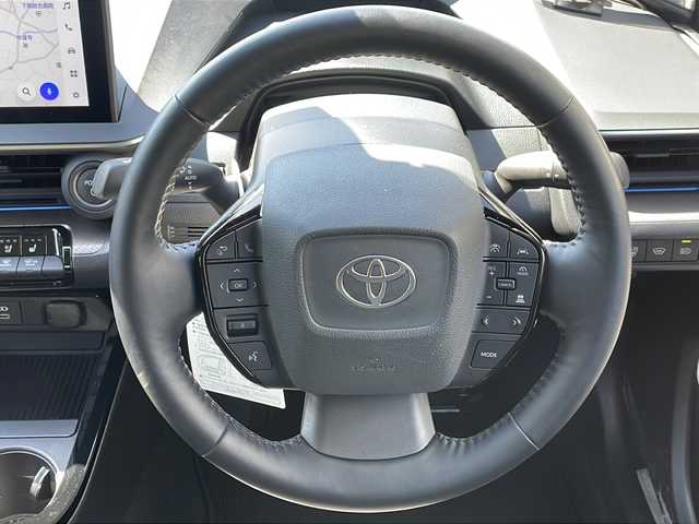 トヨタ プリウス Z 山口県 2023(令5)年 2.5万km プラチナホワイトパールマイカ 純正メモリナビ/（フルセグTV/Bluetooth/Miracast）/純正12.3型ディスプレイオーディオ/アラウンドビューモニター/クルーズコントロール/ブラインドスポットモニター/パーキングアシスト/レザーシート/シートヒーター（D/N席）/D席シートメモリ/ステアリングヒーター/パワーバックドア/ETC2.0/GRフロントスポイラー/GRテールゲートスポイラー/純正19インチアルミホイール/純正フロアマット