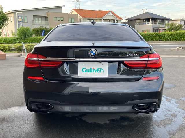 ＢＭＷ ７５０ｉ Mスポーツ 埼玉県 2016(平28)年 3.3万km サファイアブラックP 登録時32543km/サンルーフ/黒革シート/　・前席パワーシート/　・前席マッサージ機能/　・全席シートヒーター/　・前席シートエアコン/インテリジェントセーフティ/ヘッドアップディスプレイ/レーンアシスト/クリアランスソナー/アダプティブクルーズコントロール/純正メーカーナビ/　・フルセグTV/　・ハーマンカードンサウンド/　・CD/DVD再生/　・Bluetooth接続/　・USB端子/　・i-DRIVE/全周囲カメラ/リアオートサンシェード/アイドリングストップ/LEDヘッドライト/オートハイビーム/純正20インチAW/パワートランク/スマートキー×1/ディスプレイキー×1/プッシュスタートボタン/革巻きステアリング/パドルシフト/保証書/取扱説明書/BMW整備記録簿（H30.H31.R2.R3.R4.R5.R7）