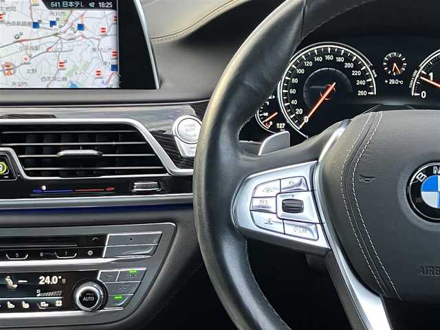 ＢＭＷ ７５０ｉ Mスポーツ 埼玉県 2016(平28)年 3.3万km サファイアブラックP 登録時32543km/サンルーフ/黒革シート/　・前席パワーシート/　・前席マッサージ機能/　・全席シートヒーター/　・前席シートエアコン/インテリジェントセーフティ/ヘッドアップディスプレイ/レーンアシスト/クリアランスソナー/アダプティブクルーズコントロール/純正メーカーナビ/　・フルセグTV/　・ハーマンカードンサウンド/　・CD/DVD再生/　・Bluetooth接続/　・USB端子/　・i-DRIVE/全周囲カメラ/リアオートサンシェード/アイドリングストップ/LEDヘッドライト/オートハイビーム/純正20インチAW/パワートランク/スマートキー×1/ディスプレイキー×1/プッシュスタートボタン/革巻きステアリング/パドルシフト/保証書/取扱説明書/BMW整備記録簿（H30.H31.R2.R3.R4.R5.R7）