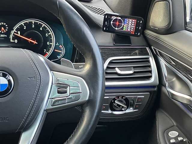 ＢＭＷ ７５０ｉ Mスポーツ 埼玉県 2016(平28)年 3.3万km サファイアブラックP 登録時32543km/サンルーフ/黒革シート/　・前席パワーシート/　・前席マッサージ機能/　・全席シートヒーター/　・前席シートエアコン/インテリジェントセーフティ/ヘッドアップディスプレイ/レーンアシスト/クリアランスソナー/アダプティブクルーズコントロール/純正メーカーナビ/　・フルセグTV/　・ハーマンカードンサウンド/　・CD/DVD再生/　・Bluetooth接続/　・USB端子/　・i-DRIVE/全周囲カメラ/リアオートサンシェード/アイドリングストップ/LEDヘッドライト/オートハイビーム/純正20インチAW/パワートランク/スマートキー×1/ディスプレイキー×1/プッシュスタートボタン/革巻きステアリング/パドルシフト/保証書/取扱説明書/BMW整備記録簿（H30.H31.R2.R3.R4.R5.R7）