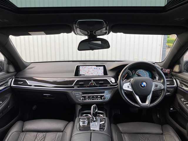 ＢＭＷ ７５０ｉ Mスポーツ 埼玉県 2016(平28)年 3.3万km サファイアブラックP 登録時32543km/サンルーフ/黒革シート/　・前席パワーシート/　・前席マッサージ機能/　・全席シートヒーター/　・前席シートエアコン/インテリジェントセーフティ/ヘッドアップディスプレイ/レーンアシスト/クリアランスソナー/アダプティブクルーズコントロール/純正メーカーナビ/　・フルセグTV/　・ハーマンカードンサウンド/　・CD/DVD再生/　・Bluetooth接続/　・USB端子/　・i-DRIVE/全周囲カメラ/リアオートサンシェード/アイドリングストップ/LEDヘッドライト/オートハイビーム/純正20インチAW/パワートランク/スマートキー×1/ディスプレイキー×1/プッシュスタートボタン/革巻きステアリング/パドルシフト/保証書/取扱説明書/BMW整備記録簿（H30.H31.R2.R3.R4.R5.R7）