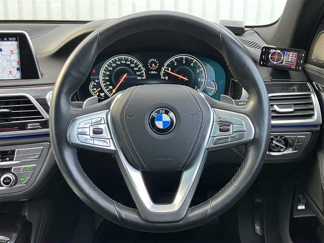 ＢＭＷ ７５０ｉ Mスポーツ 埼玉県 2016(平28)年 3.3万km サファイアブラックP 登録時32543km/サンルーフ/黒革シート/　・前席パワーシート/　・前席マッサージ機能/　・全席シートヒーター/　・前席シートエアコン/インテリジェントセーフティ/ヘッドアップディスプレイ/レーンアシスト/クリアランスソナー/アダプティブクルーズコントロール/純正メーカーナビ/　・フルセグTV/　・ハーマンカードンサウンド/　・CD/DVD再生/　・Bluetooth接続/　・USB端子/　・i-DRIVE/全周囲カメラ/リアオートサンシェード/アイドリングストップ/LEDヘッドライト/オートハイビーム/純正20インチAW/パワートランク/スマートキー×1/ディスプレイキー×1/プッシュスタートボタン/革巻きステアリング/パドルシフト/保証書/取扱説明書/BMW整備記録簿（H30.H31.R2.R3.R4.R5.R7）