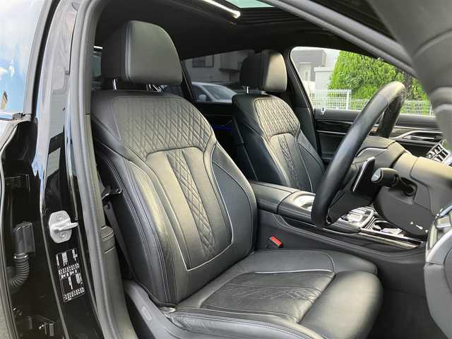 ＢＭＷ ７５０ｉ Mスポーツ 埼玉県 2016(平28)年 3.3万km サファイアブラックP 登録時32543km/サンルーフ/黒革シート/　・前席パワーシート/　・前席マッサージ機能/　・全席シートヒーター/　・前席シートエアコン/インテリジェントセーフティ/ヘッドアップディスプレイ/レーンアシスト/クリアランスソナー/アダプティブクルーズコントロール/純正メーカーナビ/　・フルセグTV/　・ハーマンカードンサウンド/　・CD/DVD再生/　・Bluetooth接続/　・USB端子/　・i-DRIVE/全周囲カメラ/リアオートサンシェード/アイドリングストップ/LEDヘッドライト/オートハイビーム/純正20インチAW/パワートランク/スマートキー×1/ディスプレイキー×1/プッシュスタートボタン/革巻きステアリング/パドルシフト/保証書/取扱説明書/BMW整備記録簿（H30.H31.R2.R3.R4.R5.R7）