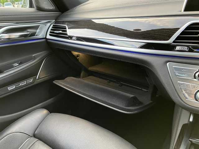 ＢＭＷ ７５０ｉ Mスポーツ 埼玉県 2016(平28)年 3.3万km サファイアブラックP 登録時32543km/サンルーフ/黒革シート/　・前席パワーシート/　・前席マッサージ機能/　・全席シートヒーター/　・前席シートエアコン/インテリジェントセーフティ/ヘッドアップディスプレイ/レーンアシスト/クリアランスソナー/アダプティブクルーズコントロール/純正メーカーナビ/　・フルセグTV/　・ハーマンカードンサウンド/　・CD/DVD再生/　・Bluetooth接続/　・USB端子/　・i-DRIVE/全周囲カメラ/リアオートサンシェード/アイドリングストップ/LEDヘッドライト/オートハイビーム/純正20インチAW/パワートランク/スマートキー×1/ディスプレイキー×1/プッシュスタートボタン/革巻きステアリング/パドルシフト/保証書/取扱説明書/BMW整備記録簿（H30.H31.R2.R3.R4.R5.R7）
