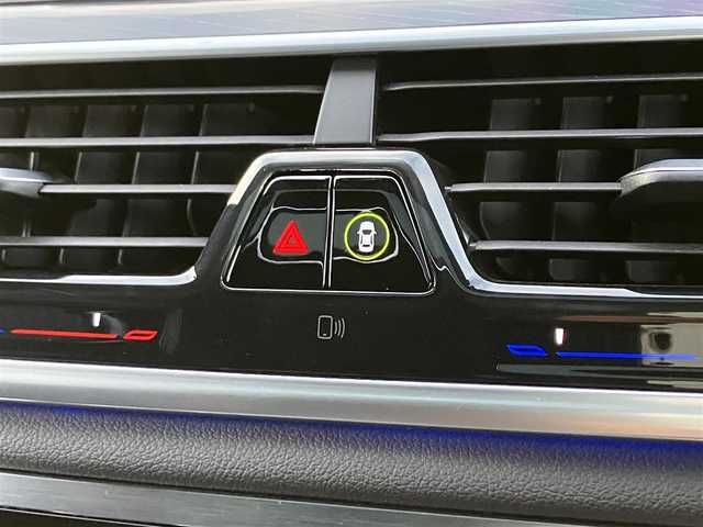 ＢＭＷ ７５０ｉ Mスポーツ 埼玉県 2016(平28)年 3.3万km サファイアブラックP 登録時32543km/サンルーフ/黒革シート/　・前席パワーシート/　・前席マッサージ機能/　・全席シートヒーター/　・前席シートエアコン/インテリジェントセーフティ/ヘッドアップディスプレイ/レーンアシスト/クリアランスソナー/アダプティブクルーズコントロール/純正メーカーナビ/　・フルセグTV/　・ハーマンカードンサウンド/　・CD/DVD再生/　・Bluetooth接続/　・USB端子/　・i-DRIVE/全周囲カメラ/リアオートサンシェード/アイドリングストップ/LEDヘッドライト/オートハイビーム/純正20インチAW/パワートランク/スマートキー×1/ディスプレイキー×1/プッシュスタートボタン/革巻きステアリング/パドルシフト/保証書/取扱説明書/BMW整備記録簿（H30.H31.R2.R3.R4.R5.R7）