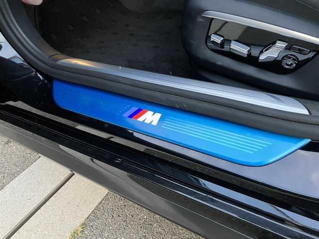 ＢＭＷ ７５０ｉ Mスポーツ 埼玉県 2016(平28)年 3.3万km サファイアブラックP 登録時32543km/サンルーフ/黒革シート/　・前席パワーシート/　・前席マッサージ機能/　・全席シートヒーター/　・前席シートエアコン/インテリジェントセーフティ/ヘッドアップディスプレイ/レーンアシスト/クリアランスソナー/アダプティブクルーズコントロール/純正メーカーナビ/　・フルセグTV/　・ハーマンカードンサウンド/　・CD/DVD再生/　・Bluetooth接続/　・USB端子/　・i-DRIVE/全周囲カメラ/リアオートサンシェード/アイドリングストップ/LEDヘッドライト/オートハイビーム/純正20インチAW/パワートランク/スマートキー×1/ディスプレイキー×1/プッシュスタートボタン/革巻きステアリング/パドルシフト/保証書/取扱説明書/BMW整備記録簿（H30.H31.R2.R3.R4.R5.R7）
