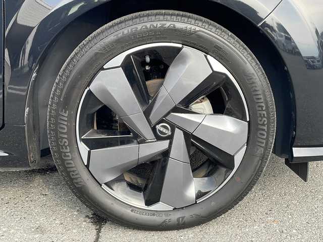 日産 オーラ G レザーエディション 山形県 2022(令4)年 3.3万km 黒 禁煙車/ワンオーナー/全方位運転支援システム/プロパイロット/プロパイロット緊急停止支援システム/エマージェンシーブレーキ/インテリジェントFCW(前方衝突予測警報)/インテリジェントDA(ふらつき警報)/インテリジェントLI(車線逸脱防止支援システム)/LDW(車線逸脱警報)/インテリジェントBSI(後側方衝突防止支援システム)/BSW(後側方車両検知警報)/標識検知機能/インテリジェントアラウンドビューモニター(移動物 検知機能付)/踏み間違い衝突防止アシスト/RCTA(後退時車両検知警報)/インテリジェントルームミラー/エマージェンシーストップシグナル/SOSコール/オートブレーキホールド/純正NissanConectナビ(AM.FM.TV.Bleetooth.AndroidAuto.HDMI.USB)/寒冷地仕様/ETC2.0 /置くだけ充電/BOSEサウンドシステム/ステアリングヒーター/シートヒーター(D/N席)/革シート/LEDヘッドランプ/フォグランプ/純正サマーAW17インチ