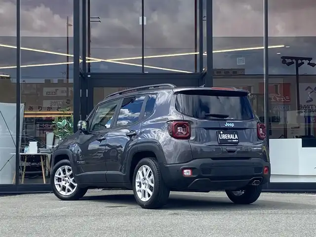 クライスラー・ジープ ジープ レネゲード リミテッド 福岡県 2020(令2)年 3.2万km グレー ・アダプティブクルーズコントロール/・メモリーナビ/USB/Bluetooth/AUX/AppleCarPlay/・バックカメラ/・黒革シート/シートヒーター/・フルセグ/・社外ETC/・純正17AW/・プッシュスタート/・スマートキー/・スペアキー/・フルフラットシート/・レーンキープアシスト/・オートライト/・LEDライト/・保証書/・取扱説明書/・記録簿