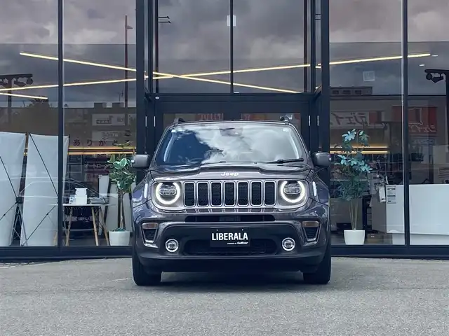 クライスラー・ジープ ジープ レネゲード リミテッド 福岡県 2020(令2)年 3.2万km グレー ・アダプティブクルーズコントロール/・メモリーナビ/USB/Bluetooth/AUX/AppleCarPlay/・バックカメラ/・黒革シート/シートヒーター/・フルセグ/・社外ETC/・純正17AW/・プッシュスタート/・スマートキー/・スペアキー/・フルフラットシート/・レーンキープアシスト/・オートライト/・LEDライト/・保証書/・取扱説明書/・記録簿