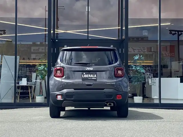 クライスラー・ジープ ジープ レネゲード リミテッド 福岡県 2020(令2)年 3.2万km グレー ・アダプティブクルーズコントロール/・メモリーナビ/USB/Bluetooth/AUX/AppleCarPlay/・バックカメラ/・黒革シート/シートヒーター/・フルセグ/・社外ETC/・純正17AW/・プッシュスタート/・スマートキー/・スペアキー/・フルフラットシート/・レーンキープアシスト/・オートライト/・LEDライト/・保証書/・取扱説明書/・記録簿