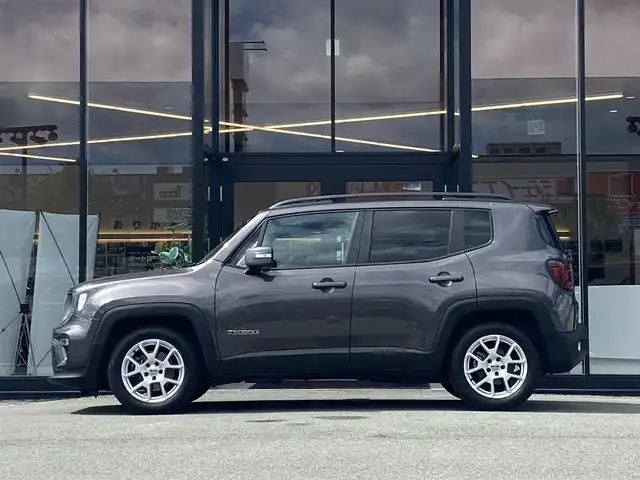 クライスラー・ジープ ジープ レネゲード リミテッド 福岡県 2020(令2)年 3.2万km グレー ・アダプティブクルーズコントロール/・メモリーナビ/USB/Bluetooth/AUX/AppleCarPlay/・バックカメラ/・黒革シート/シートヒーター/・フルセグ/・社外ETC/・純正17AW/・プッシュスタート/・スマートキー/・スペアキー/・フルフラットシート/・レーンキープアシスト/・オートライト/・LEDライト/・保証書/・取扱説明書/・記録簿