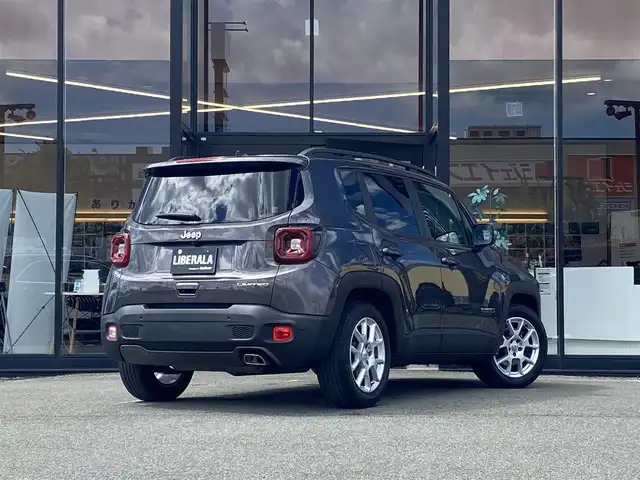 クライスラー・ジープ ジープ レネゲード リミテッド 福岡県 2020(令2)年 3.2万km グレー ・アダプティブクルーズコントロール/・メモリーナビ/USB/Bluetooth/AUX/AppleCarPlay/・バックカメラ/・黒革シート/シートヒーター/・フルセグ/・社外ETC/・純正17AW/・プッシュスタート/・スマートキー/・スペアキー/・フルフラットシート/・レーンキープアシスト/・オートライト/・LEDライト/・保証書/・取扱説明書/・記録簿