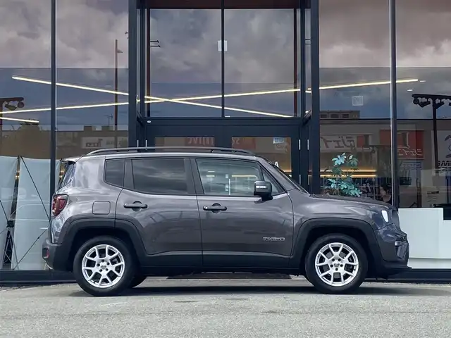 クライスラー・ジープ ジープ レネゲード リミテッド 福岡県 2020(令2)年 3.2万km グレー ・アダプティブクルーズコントロール/・メモリーナビ/USB/Bluetooth/AUX/AppleCarPlay/・バックカメラ/・黒革シート/シートヒーター/・フルセグ/・社外ETC/・純正17AW/・プッシュスタート/・スマートキー/・スペアキー/・フルフラットシート/・レーンキープアシスト/・オートライト/・LEDライト/・保証書/・取扱説明書/・記録簿