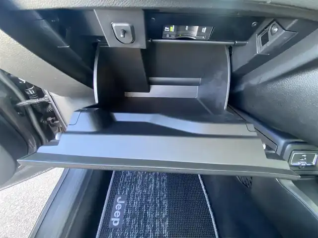 クライスラー・ジープ ジープ レネゲード リミテッド 福岡県 2020(令2)年 3.2万km グレー ・アダプティブクルーズコントロール/・メモリーナビ/USB/Bluetooth/AUX/AppleCarPlay/・バックカメラ/・黒革シート/シートヒーター/・フルセグ/・社外ETC/・純正17AW/・プッシュスタート/・スマートキー/・スペアキー/・フルフラットシート/・レーンキープアシスト/・オートライト/・LEDライト/・保証書/・取扱説明書/・記録簿