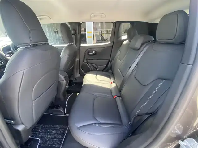 クライスラー・ジープ ジープ レネゲード リミテッド 福岡県 2020(令2)年 3.2万km グレー ・アダプティブクルーズコントロール/・メモリーナビ/USB/Bluetooth/AUX/AppleCarPlay/・バックカメラ/・黒革シート/シートヒーター/・フルセグ/・社外ETC/・純正17AW/・プッシュスタート/・スマートキー/・スペアキー/・フルフラットシート/・レーンキープアシスト/・オートライト/・LEDライト/・保証書/・取扱説明書/・記録簿