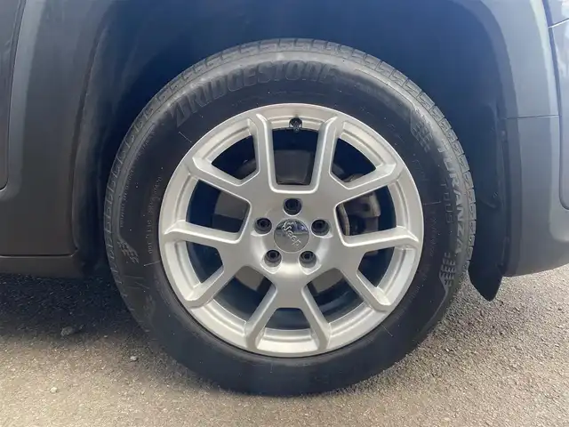 クライスラー・ジープ ジープ レネゲード リミテッド 福岡県 2020(令2)年 3.2万km グレー ・アダプティブクルーズコントロール/・メモリーナビ/USB/Bluetooth/AUX/AppleCarPlay/・バックカメラ/・黒革シート/シートヒーター/・フルセグ/・社外ETC/・純正17AW/・プッシュスタート/・スマートキー/・スペアキー/・フルフラットシート/・レーンキープアシスト/・オートライト/・LEDライト/・保証書/・取扱説明書/・記録簿