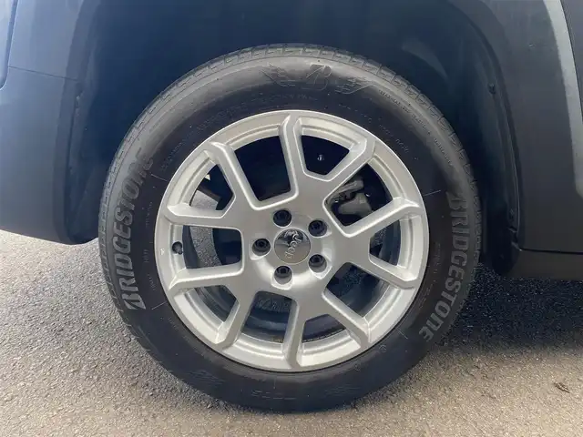 クライスラー・ジープ ジープ レネゲード リミテッド 福岡県 2020(令2)年 3.2万km グレー ・アダプティブクルーズコントロール/・メモリーナビ/USB/Bluetooth/AUX/AppleCarPlay/・バックカメラ/・黒革シート/シートヒーター/・フルセグ/・社外ETC/・純正17AW/・プッシュスタート/・スマートキー/・スペアキー/・フルフラットシート/・レーンキープアシスト/・オートライト/・LEDライト/・保証書/・取扱説明書/・記録簿