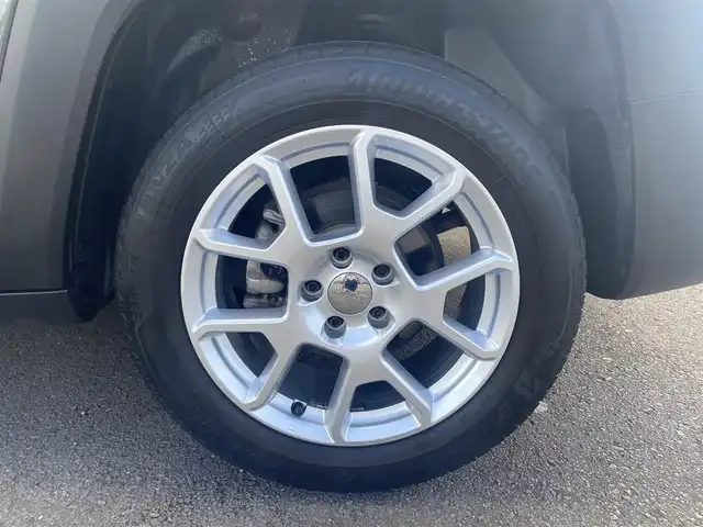 クライスラー・ジープ ジープ レネゲード リミテッド 福岡県 2020(令2)年 3.2万km グレー ・アダプティブクルーズコントロール/・メモリーナビ/USB/Bluetooth/AUX/AppleCarPlay/・バックカメラ/・黒革シート/シートヒーター/・フルセグ/・社外ETC/・純正17AW/・プッシュスタート/・スマートキー/・スペアキー/・フルフラットシート/・レーンキープアシスト/・オートライト/・LEDライト/・保証書/・取扱説明書/・記録簿