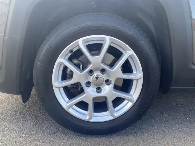 クライスラー・ジープ ジープ レネゲード リミテッド 福岡県 2020(令2)年 3.2万km グレー ・アダプティブクルーズコントロール/・メモリーナビ/USB/Bluetooth/AUX/AppleCarPlay/・バックカメラ/・黒革シート/シートヒーター/・フルセグ/・社外ETC/・純正17AW/・プッシュスタート/・スマートキー/・スペアキー/・フルフラットシート/・レーンキープアシスト/・オートライト/・LEDライト/・保証書/・取扱説明書/・記録簿