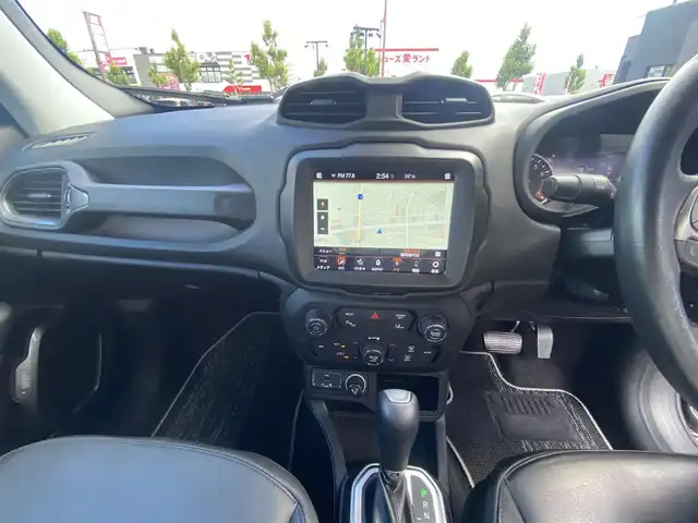 クライスラー・ジープ ジープ レネゲード リミテッド 福岡県 2020(令2)年 3.2万km グレー ・アダプティブクルーズコントロール/・メモリーナビ/USB/Bluetooth/AUX/AppleCarPlay/・バックカメラ/・黒革シート/シートヒーター/・フルセグ/・社外ETC/・純正17AW/・プッシュスタート/・スマートキー/・スペアキー/・フルフラットシート/・レーンキープアシスト/・オートライト/・LEDライト/・保証書/・取扱説明書/・記録簿