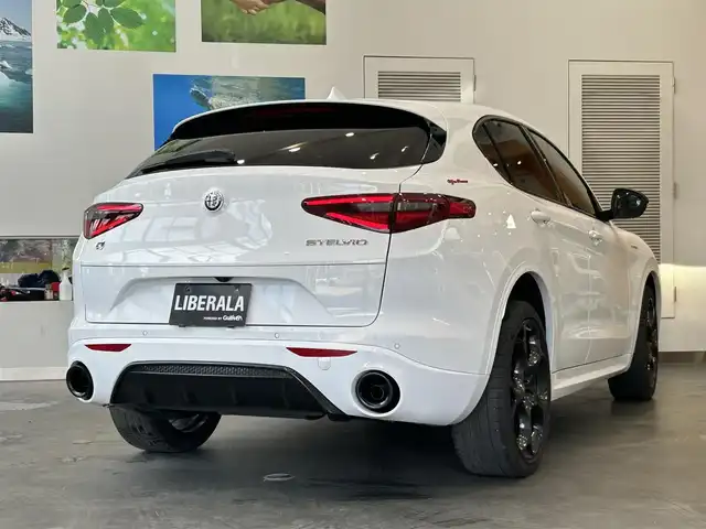 アルファロメオ ステルヴィオ 2.2ターボ ディーゼルQ4 ヴェローチェ 大阪府 2022(令4)年 2.1万km 白 赤レザー/パワーシート/シートメモリ/シートヒーター/ステアリングヒーター/ACC/純正ナビ/フルセグテレビ/バックカメラ/carplay/純正２１インチアルミホイール/BSM/電動リアゲート/パドルシフト/置くだけ充電/ETC2.0/ドライブレコーダー/ハーマンカードン/HIDヘッドライト
