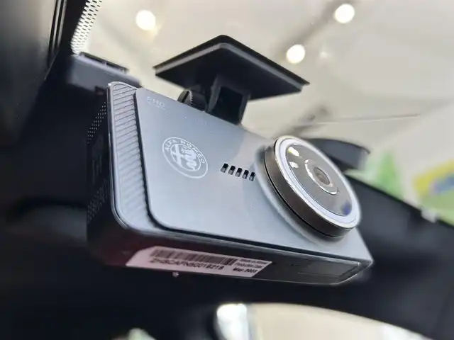 アルファロメオ ステルヴィオ 2.2ターボ ディーゼルQ4 ヴェローチェ 大阪府 2022(令4)年 2.1万km 白 赤レザー/パワーシート/シートメモリ/シートヒーター/ステアリングヒーター/ACC/純正ナビ/フルセグテレビ/バックカメラ/carplay/純正２１インチアルミホイール/BSM/電動リアゲート/パドルシフト/置くだけ充電/ETC2.0/ドライブレコーダー/ハーマンカードン/HIDヘッドライト