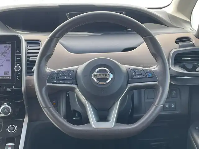 日産 セレナ ハイウェイスター Vセレクション 福岡県 2017(平29)年 3.5万km ブリリアントホワイトパール 2トーン プロパイロット/フリップダウンモニター/純正９インチナビ（ＭＭ５１７Ｄ－Ｌ）/フルセグTV/CD/DVD/BT/SD/AUX/全周囲カメラ/デジタルインナーミラー/エマージェンシーブレーキ/LDW/コーナーセンサー/レーダークルーズコントロール/ハーフレザー/両側パワースライドドア/パーキングアシスト/ＡＣ１００Ｖ/社外ＡＷ/LEDオートライト/ビルトインETC/電動パーキング/ブレーキホールド/ロールサンシェード/シートバックテーブル/電格ミラー