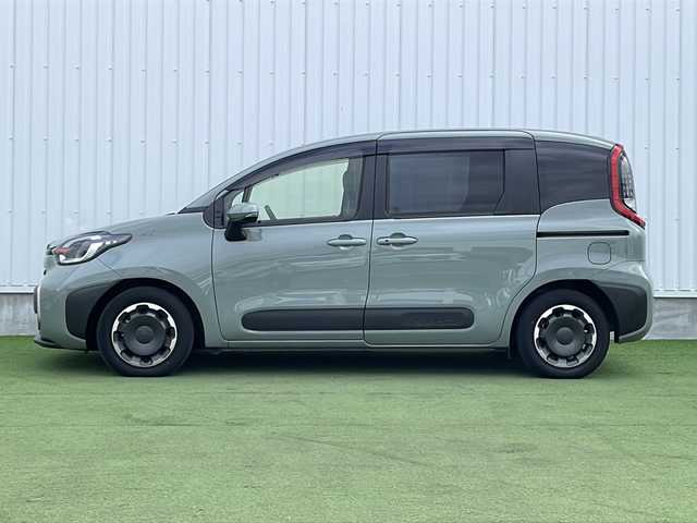 トヨタ シエンタ ハイブリッド Z 香川県 2023(令5)年 5.7万km アーバンカーキ ワンオーナー/純正10.5インチディスプレイオーディオ/(コネクティッドナビ対応)/→フルセグ/Bluetooth/MiraCast/AM/FM/USB/Toyota Sefety Sense/・リヤビューモニター/・プリクラッシュセーフティ/・レーントレーシングアシスト/・レーンディパーチャーアラート/・オートマチックハイビーム/・レーダークルーズコントロール/・ブラインドスポットモニター/・ロードサインアシスト/両側パワースライドドア/LEDオートライト/天井サーキュレーター/後席リアサンシェード/フロントシートウォークスルー/革巻きステアリング/ステアリングリモコン/前後コーナーセンサー/クリアランスソナー/ビルトインETC/100V充電/プッシュスタート/スマートキー/スペアキー