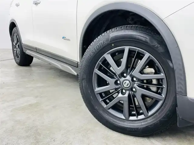日産 エクストレイル ハイブリッド 20X ブラック エクストリーマーX ブレーキ 福島県 2015(平27)年 8.8万km ブリリアントホワイトパール 安全支援機能/・ふらつき警報/・進入禁止警報/・駐車支援/・車線逸脱/・後側方車両検知/・エマージェンシーブレーキ/純正ナビ/・全周囲カメラ /・バックカメラ/・フルセグTV/・ビルトインETC /・ステアリングスイッチ/・FM/AM/・Bluetooth接続/・AUX/・USB/前後ドライブレコーダー /純正デジタルインナーミラー /クルーズコントロール/パワーバックドア/シートヒーター（D＋N）/純正オーテックアルミホイール /純正フロアマット/オートライト/LEDヘッドライト/フォグランプ/アイドリングストップ/プッシュスタート/スマートキー/スペアキー