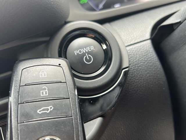 トヨタ クラウン スポーツ Z 埼玉県 2023(令5)年 1.8万km グレー Toyota Safety Sense/・プリクラッシュセーフティ/・レーンディパーチャーアラート/・オートハイビーム/・ブラインドスポットモニター/パワーバックドア/デジタルインナーミラー/ブラックレザーシート/前席パワーシート/エアシート/シートヒーター/純正12.3型ナビ/地デジTV/【Bluetooth接続】/パノラミックビューモニター/置くだけ充電/ETC（2.0）/LEDヘッドライト/前後ドラレコ/革巻きステアリング/ステアリングスイッチ/クリアランスソナー/純正21インチアルミホイル/サイド/カーテンエアバッグ/スマートキー