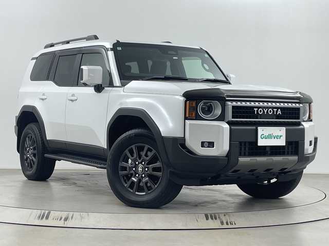 トヨタ ランドクルーザー ２５０ VX 埼玉県 2024(令6)年 0.7万km プラチナホワイトパールマイカ サンルーフ/純正ディスプレイオーディオ/(Bluetooth/USB/HDMI/AM/FM)/地デジフルセグ/全方位カメラ/ETC2.0/アダプティブクルーズコントロール/車線逸脱警報/ブラインドスポットモニター/衝突軽減ブレーキ/クリアランスソナー/オートマチックハイビーム/パワーバックドア/ドライブモードセレクト/電子パーキングシステム/ブレーキホールド/ヘッドライトウォッシャー/置くだけ充電/デジタルインナーミラー/運転席・助手席シートヒーター・ベンチレーション/ルーフレール/プッシュスタート/ステアリングリモコン/フロント・リヤフォグランプ/ウィンカーミラー/電動格納ミラー/社外フロアマット/純正ドアバイザー/純正18インチアルミホイール