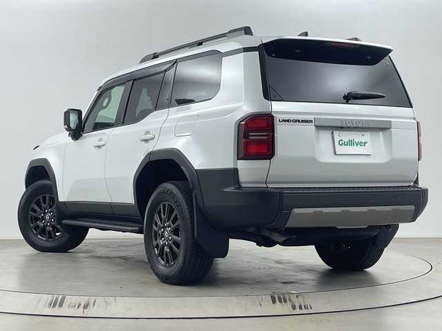 トヨタ ランドクルーザー ２５０ VX 埼玉県 2024(令6)年 0.7万km プラチナホワイトパールマイカ サンルーフ/純正ディスプレイオーディオ/(Bluetooth/USB/HDMI/AM/FM)/地デジフルセグ/全方位カメラ/ETC2.0/アダプティブクルーズコントロール/車線逸脱警報/ブラインドスポットモニター/衝突軽減ブレーキ/クリアランスソナー/オートマチックハイビーム/パワーバックドア/ドライブモードセレクト/電子パーキングシステム/ブレーキホールド/ヘッドライトウォッシャー/置くだけ充電/デジタルインナーミラー/運転席・助手席シートヒーター・ベンチレーション/ルーフレール/プッシュスタート/ステアリングリモコン/フロント・リヤフォグランプ/ウィンカーミラー/電動格納ミラー/社外フロアマット/純正ドアバイザー/純正18インチアルミホイール