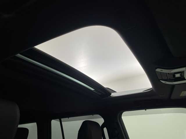 トヨタ ランドクルーザー ２５０ VX 埼玉県 2024(令6)年 0.7万km プラチナホワイトパールマイカ サンルーフ/純正ディスプレイオーディオ/(Bluetooth/USB/HDMI/AM/FM)/地デジフルセグ/全方位カメラ/ETC2.0/アダプティブクルーズコントロール/車線逸脱警報/ブラインドスポットモニター/衝突軽減ブレーキ/クリアランスソナー/オートマチックハイビーム/パワーバックドア/ドライブモードセレクト/電子パーキングシステム/ブレーキホールド/ヘッドライトウォッシャー/置くだけ充電/デジタルインナーミラー/運転席・助手席シートヒーター・ベンチレーション/ルーフレール/プッシュスタート/ステアリングリモコン/フロント・リヤフォグランプ/ウィンカーミラー/電動格納ミラー/社外フロアマット/純正ドアバイザー/純正18インチアルミホイール