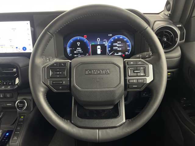 トヨタ ランドクルーザー ２５０ VX 埼玉県 2024(令6)年 0.7万km プラチナホワイトパールマイカ サンルーフ/純正ディスプレイオーディオ/(Bluetooth/USB/HDMI/AM/FM)/地デジフルセグ/全方位カメラ/ETC2.0/アダプティブクルーズコントロール/車線逸脱警報/ブラインドスポットモニター/衝突軽減ブレーキ/クリアランスソナー/オートマチックハイビーム/パワーバックドア/ドライブモードセレクト/電子パーキングシステム/ブレーキホールド/ヘッドライトウォッシャー/置くだけ充電/デジタルインナーミラー/運転席・助手席シートヒーター・ベンチレーション/ルーフレール/プッシュスタート/ステアリングリモコン/フロント・リヤフォグランプ/ウィンカーミラー/電動格納ミラー/社外フロアマット/純正ドアバイザー/純正18インチアルミホイール